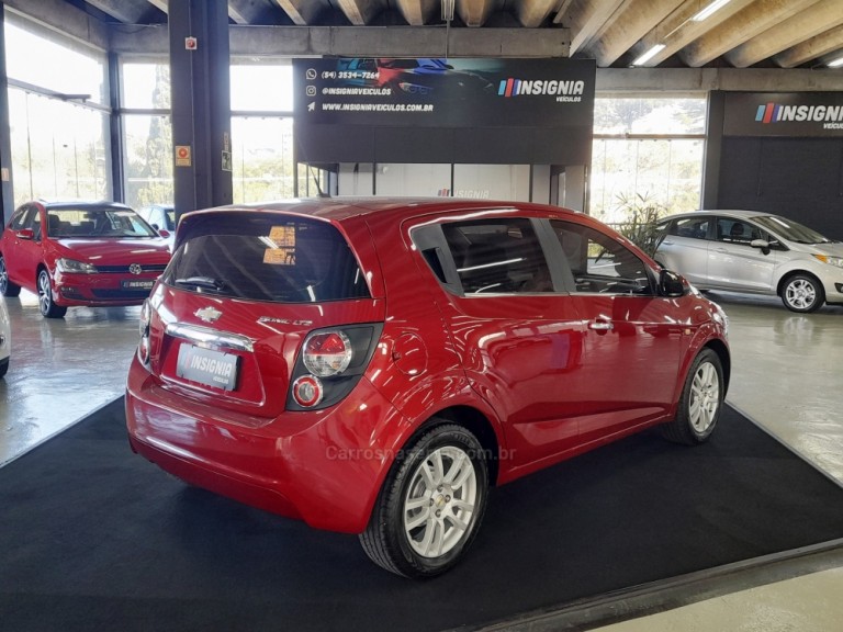 CHEVROLET - SONIC - 2013 - Vermelha