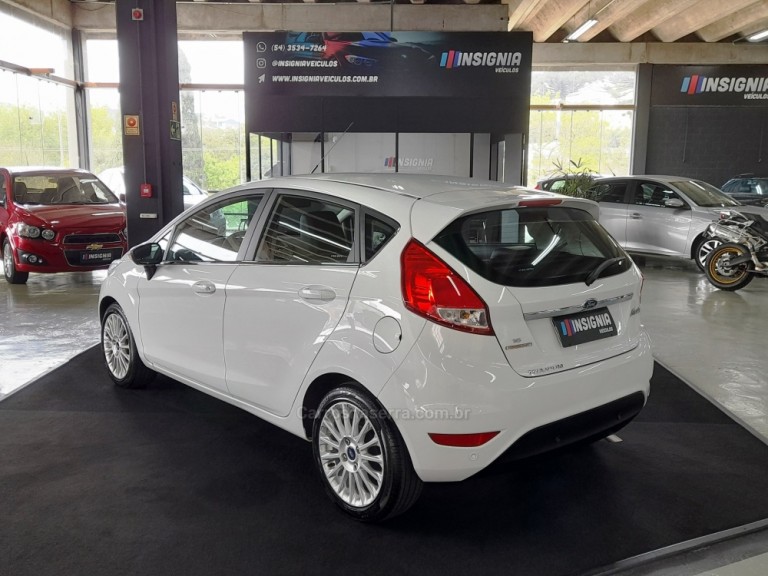 FORD - FIESTA - 2015 - Branca