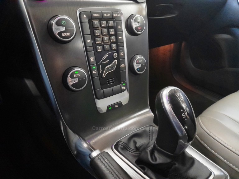 VOLVO - V40 - 2014 - Preta