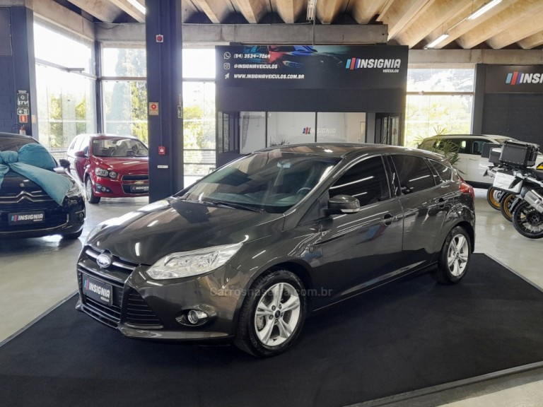 FORD - FOCUS - 2015 - Cinza