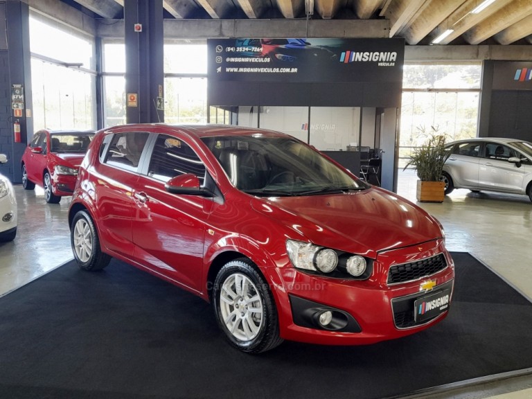 CHEVROLET - SONIC - 2013 - Vermelha