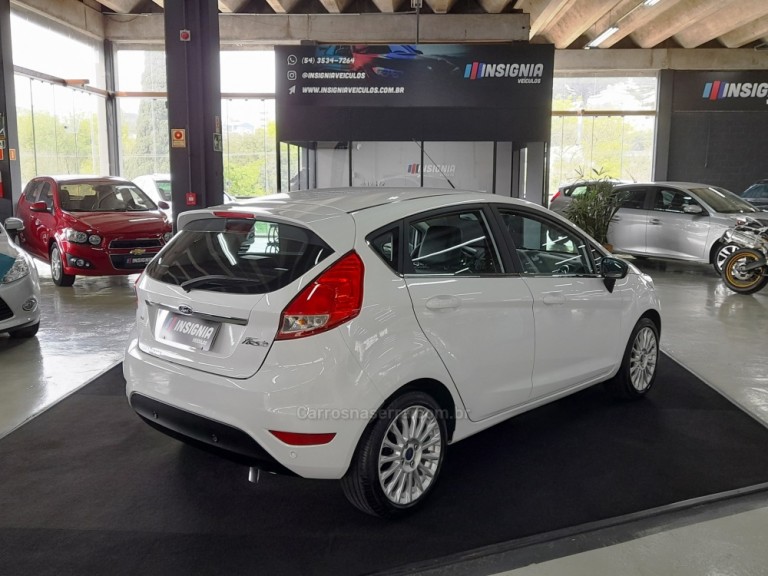 FORD - FIESTA - 2015 - Branca