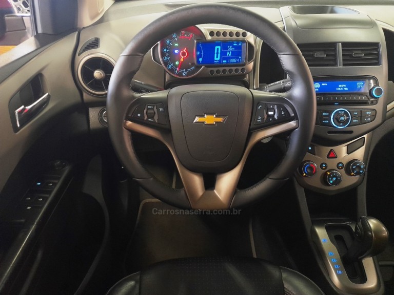 CHEVROLET - SONIC - 2013 - Vermelha