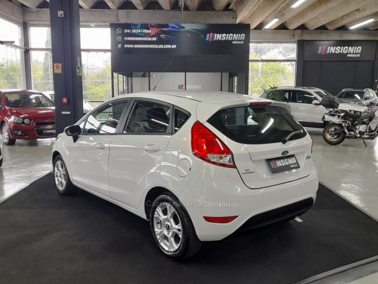 FORD - FIESTA - 2015 - Branca