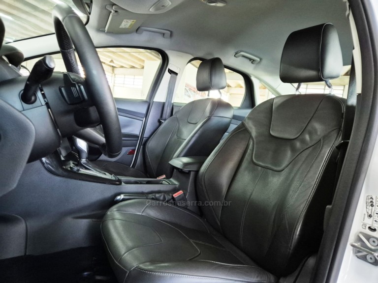 FORD - FOCUS - 2016 - Branca