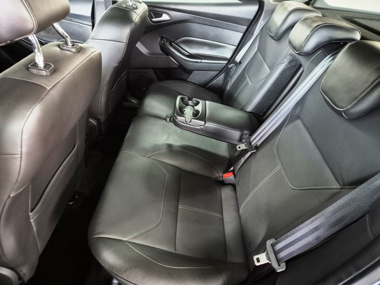 FORD - FOCUS - 2017 - Preta