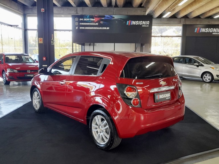 CHEVROLET - SONIC - 2013 - Vermelha