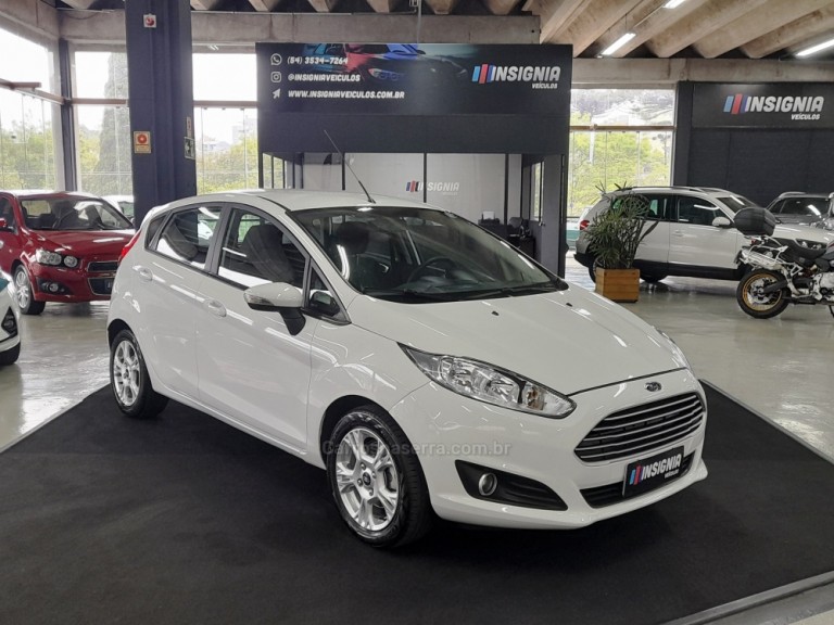 FORD - FIESTA - 2015 - Branca