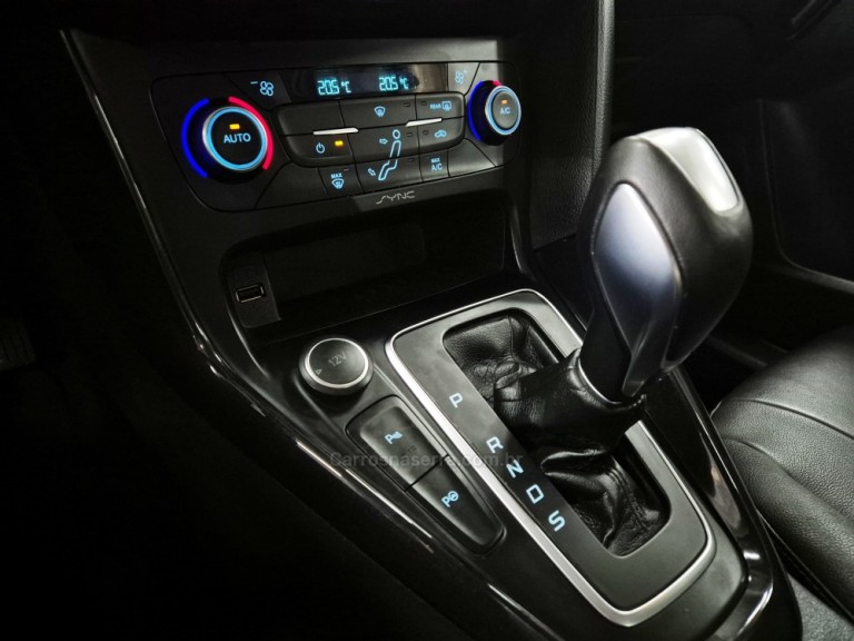 FORD - FOCUS - 2017 - Preta