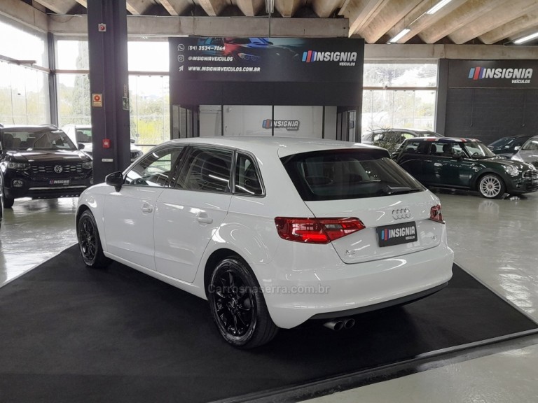 AUDI - A3 - 2014 - Branca