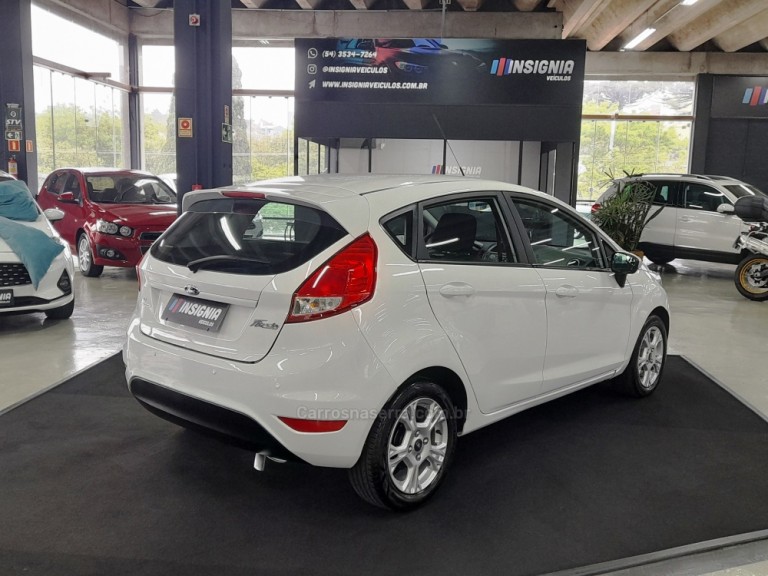 FORD - FIESTA - 2015 - Branca