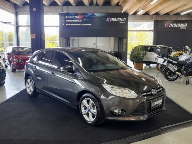 FORD - FOCUS - 2015 - Cinza