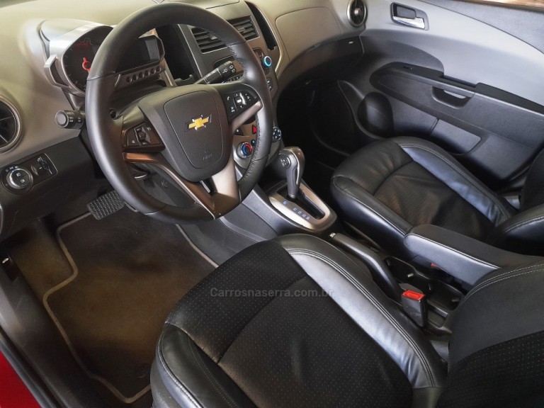 CHEVROLET - SONIC - 2013 - Vermelha