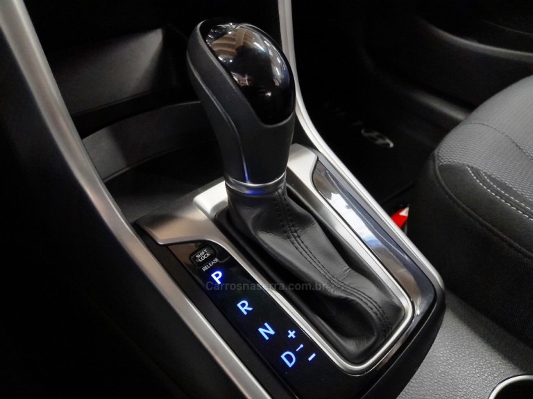 HYUNDAI - I30 - 2015 - Branca