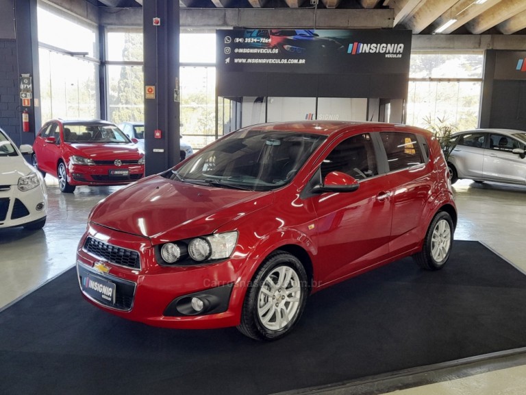 CHEVROLET - SONIC - 2013 - Vermelha