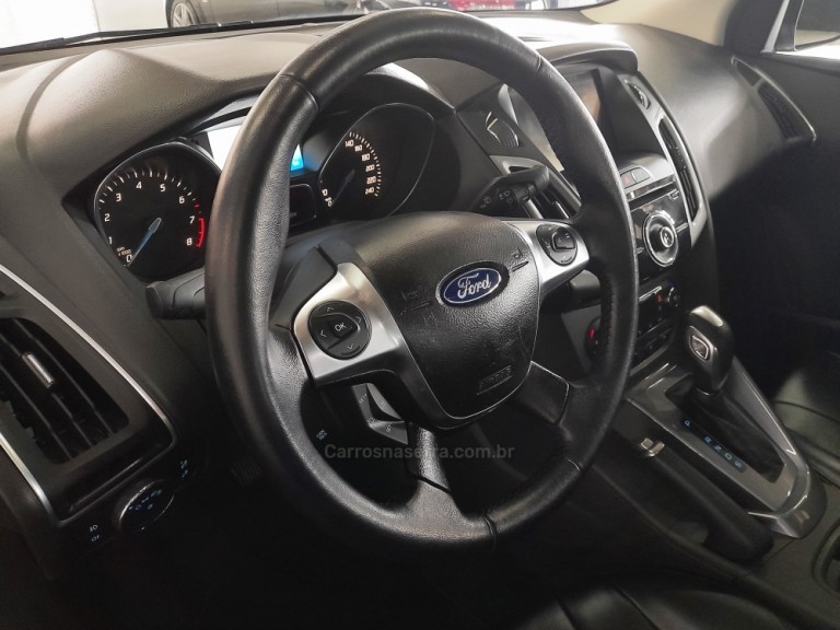 FORD - FOCUS - 2015 - Preta